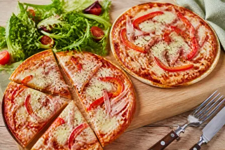 Sprød tortillapizza med skinke og peberfrugt