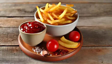 Sprøde pommes frites med hjemmelavet ketchup